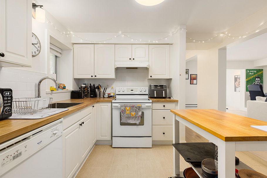 1231 Cloverley Street North Vancouver, BC - 22