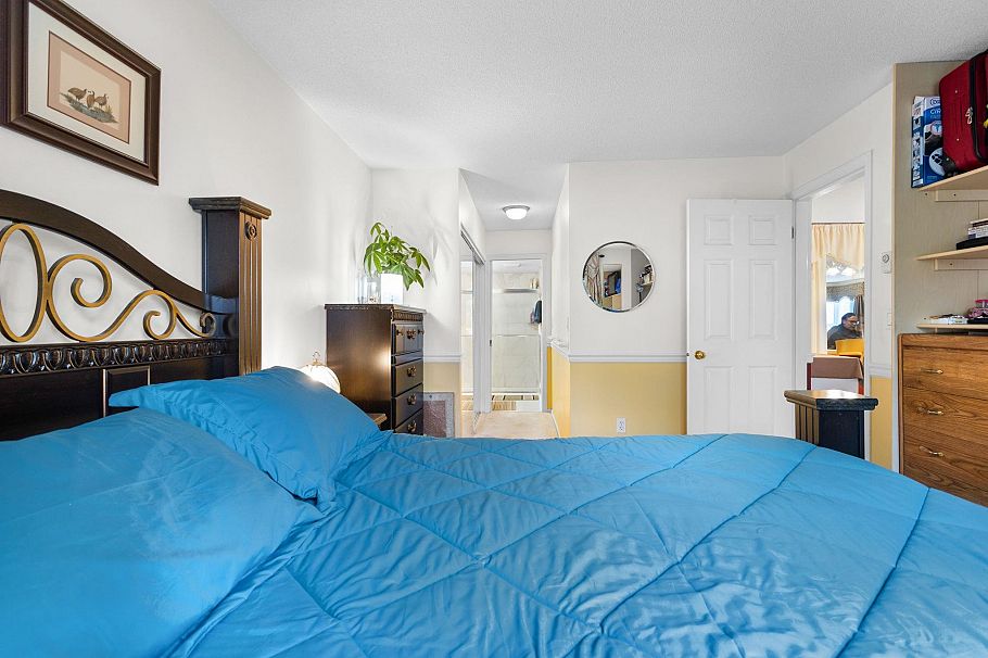 301 106 W Kings Road North Vancouver, BC - 25