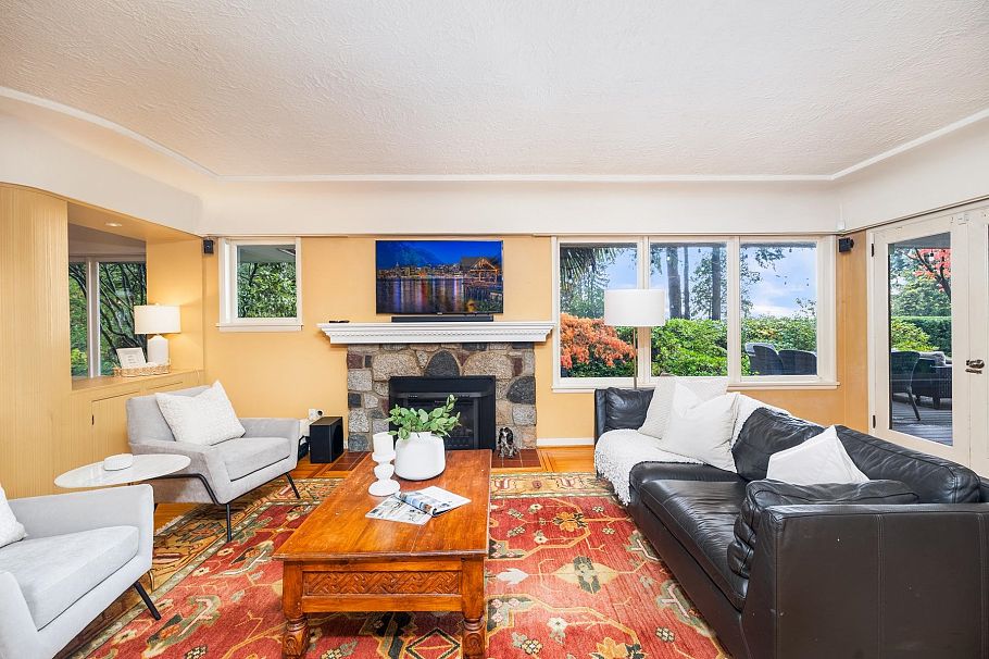 1090 W Keith Road North Vancouver, BC - 7