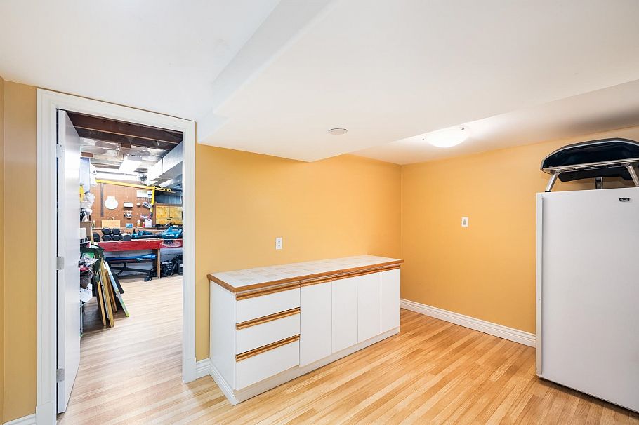 1090 W Keith Road North Vancouver, BC - 25