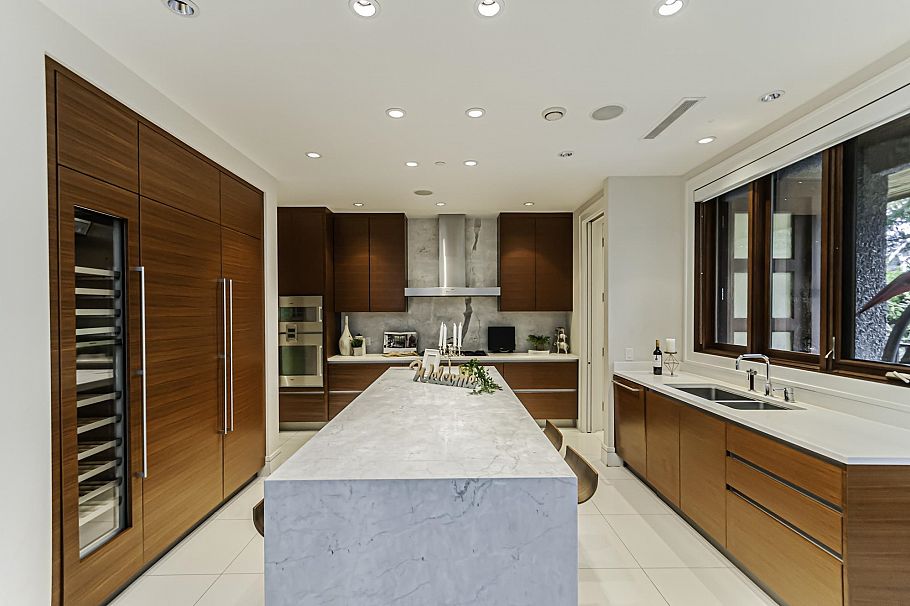 3875 W 36th Avenue Vancouver, BC - 2