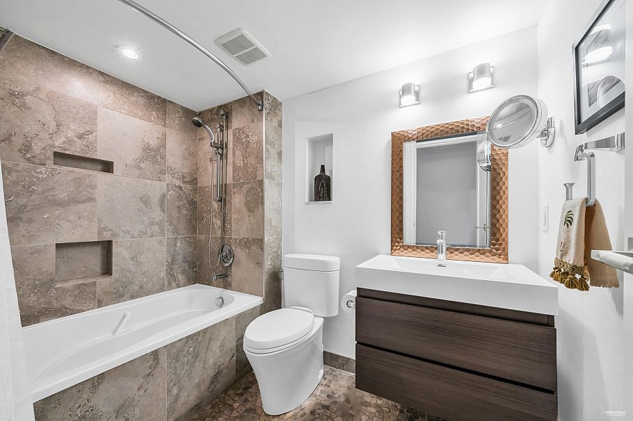 2243 Oak Street Vancouver, BC - 26