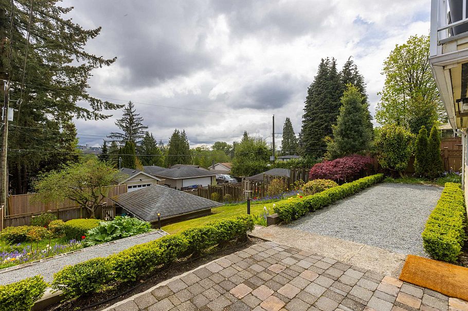 1231 Cloverley Street North Vancouver, BC - 28