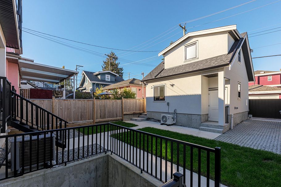 2719 E 46th Avenue Vancouver, BC - 32