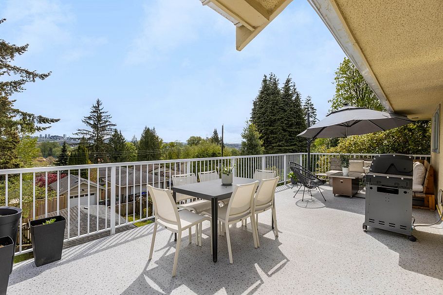 1231 Cloverley Street North Vancouver, BC - 25