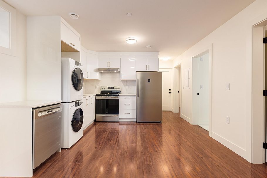 2719 E 46th Avenue Vancouver, BC - 24