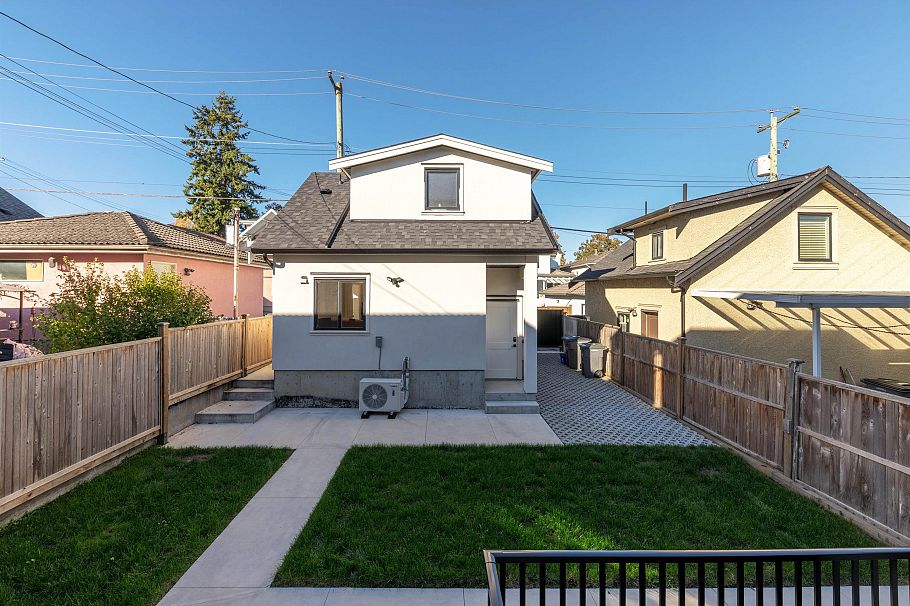 2719 E 46th Avenue Vancouver, BC - 34