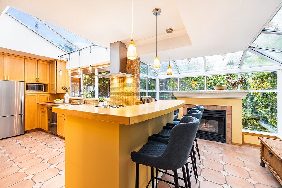 1090 W Keith Road North Vancouver, BC - 12