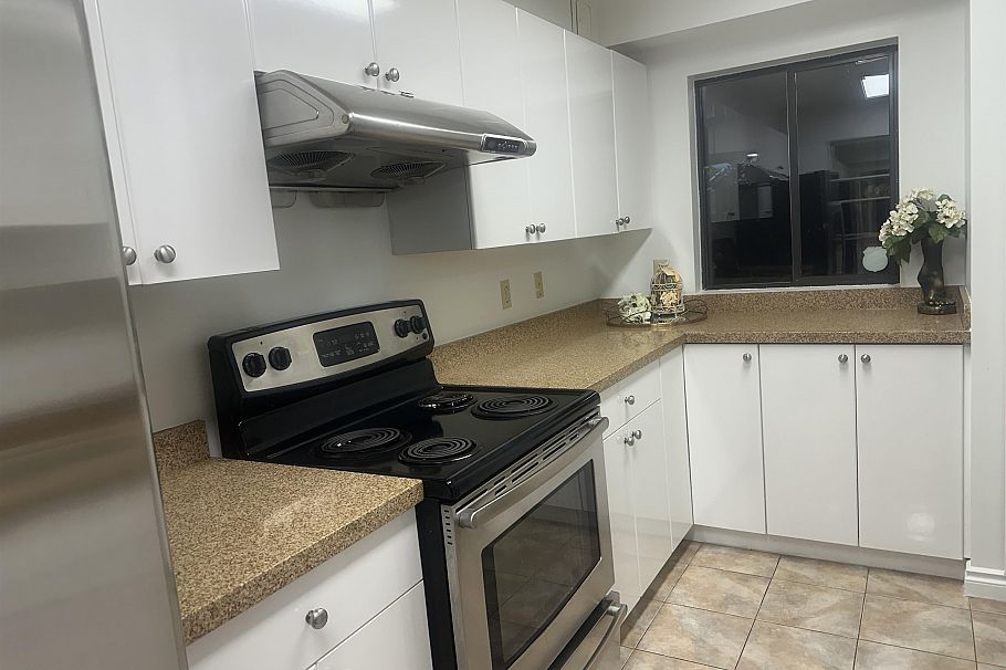 207 1080 Broughton Street Vancouver, BC - 2