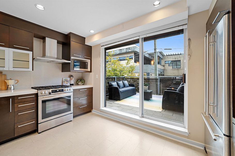 7 2188 W 8th Avenue Vancouver, BC - 8