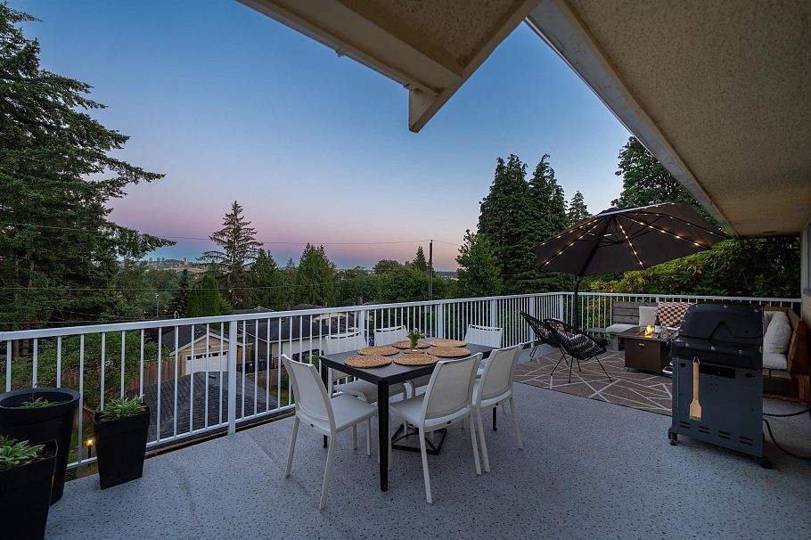 1231 Cloverley Street North Vancouver, BC - 30