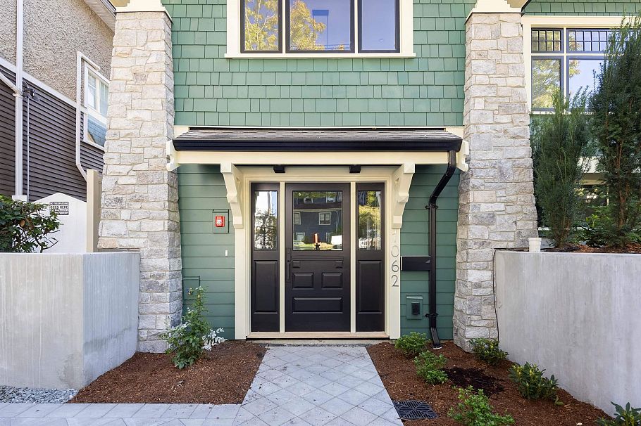 1058 W 15th Avenue Vancouver, BC - 1