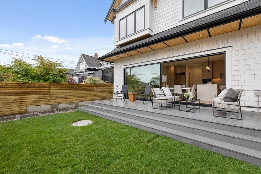 2 2247 Parker Street Vancouver, BC - 1