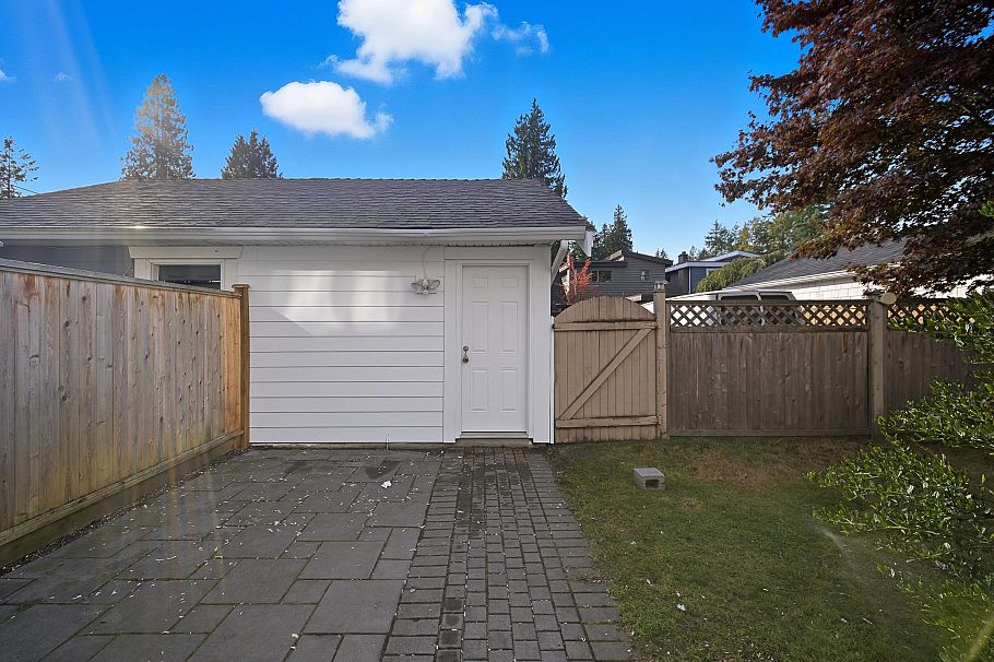 2411 George Street North Vancouver, BC - 36