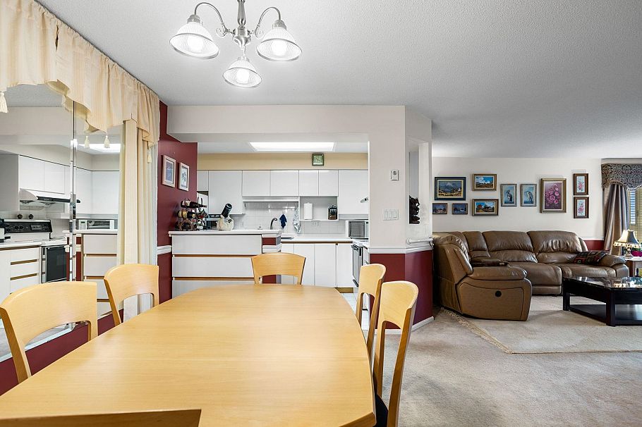 301 106 W Kings Road North Vancouver, BC - 12