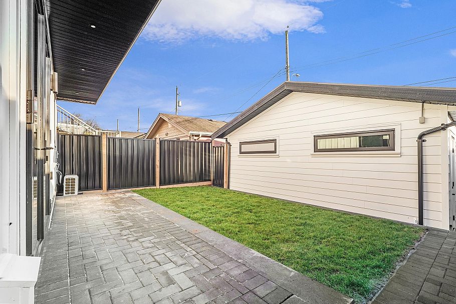 2 3310 Venables Street Vancouver, BC - 25