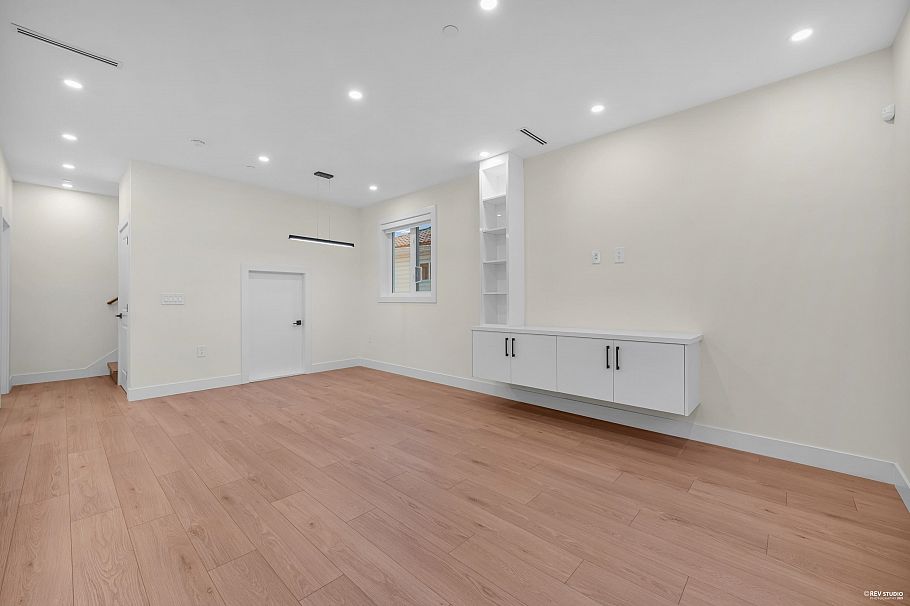 1 3090 Vanness Avenue Vancouver, BC - 3