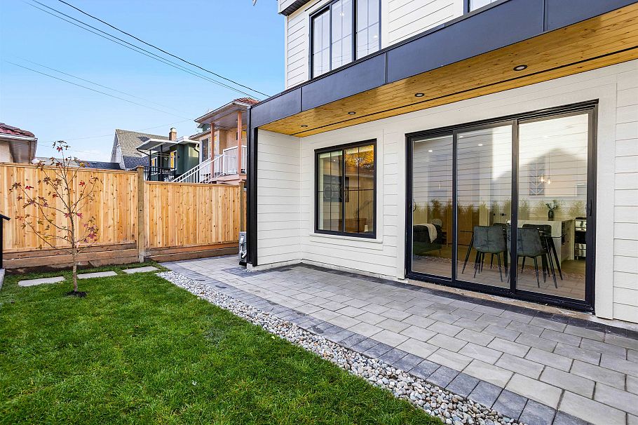2 3429 Napier Street Vancouver, BC - 16