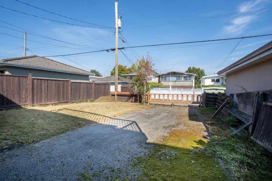 3391 E 25th Avenue Vancouver, BC - 25