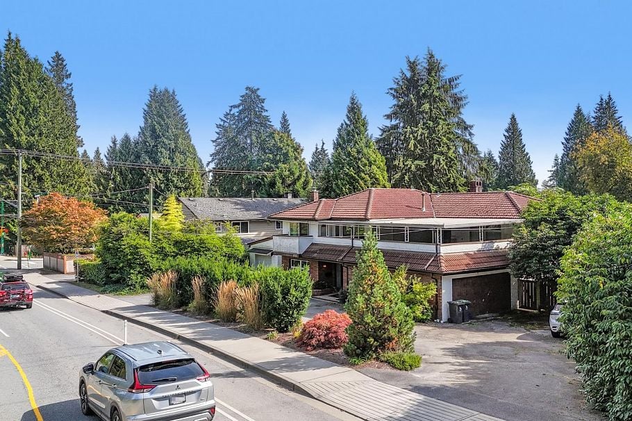 815 E 29th Street North Vancouver, BC - 2