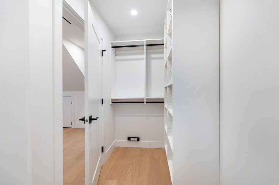 487 E 31st Avenue Vancouver, BC - 9