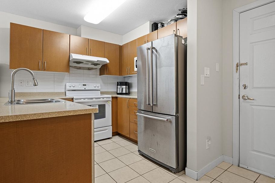 305 2028 E 37th Avenue Vancouver, BC - 2