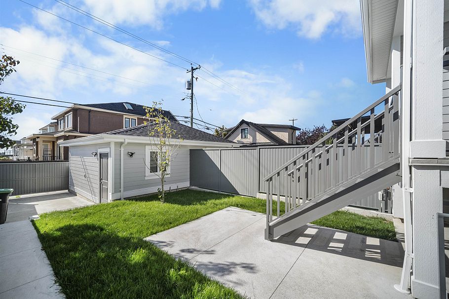 2790 E 49th Avenue Vancouver, BC - 16