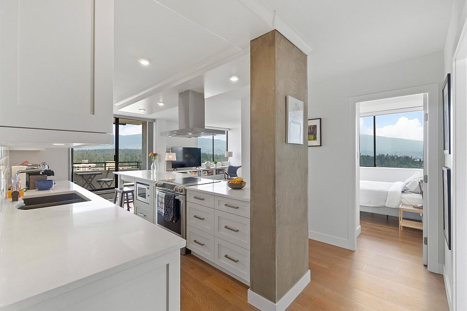 2204 1816 Haro Street Vancouver, BC - 1