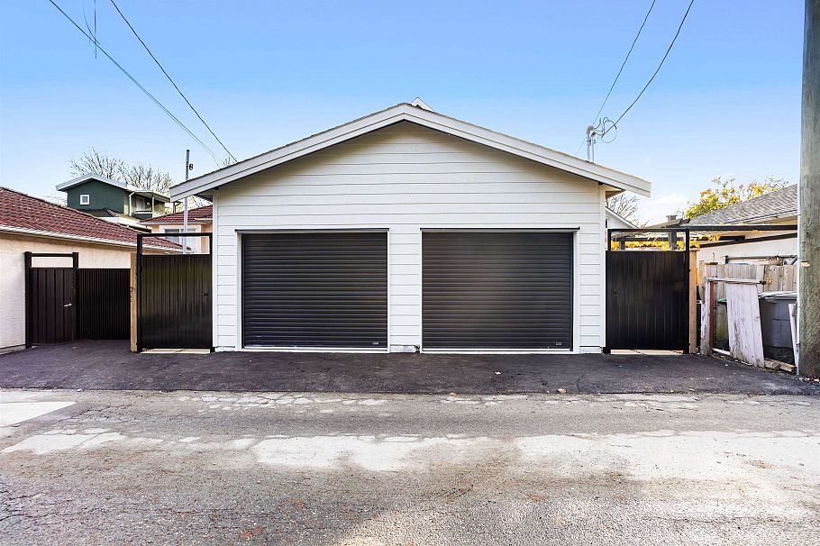 2 3429 Napier Street Vancouver, BC - 18