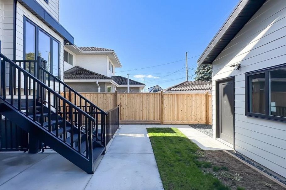 2919 Charles Street Vancouver, BC - 25