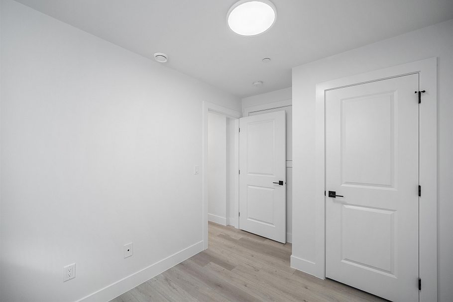 2790 E 49th Avenue Vancouver, BC - 23