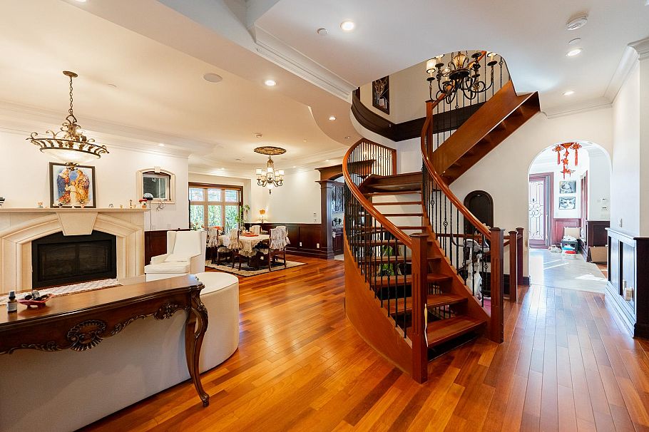 2502 W 36th Avenue Vancouver, BC - 2