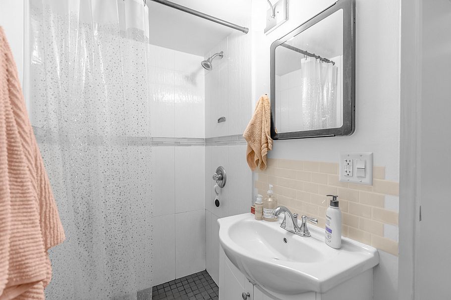 610 Salsbury Drive Vancouver, BC - 22