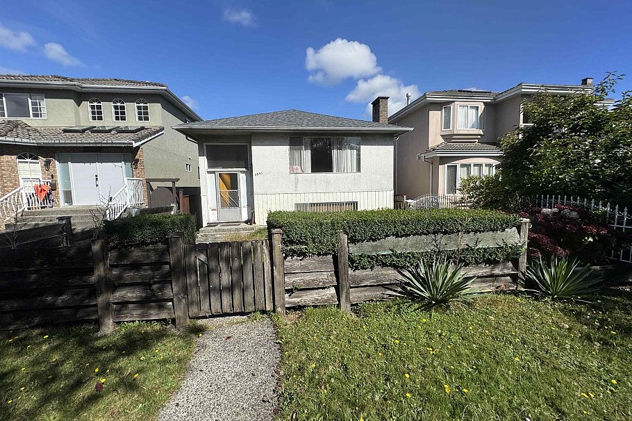 3391 E 25th Avenue Vancouver, BC - 2
