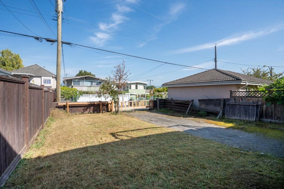 3391 E 25th Avenue Vancouver, BC - 31