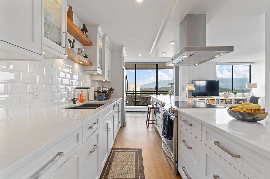 2204 1816 Haro Street Vancouver, BC - 2