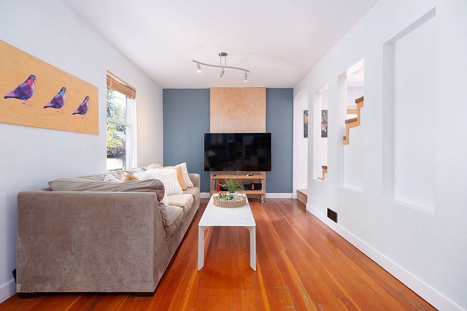 1075 Gladwin Drive North Vancouver, BC - 1