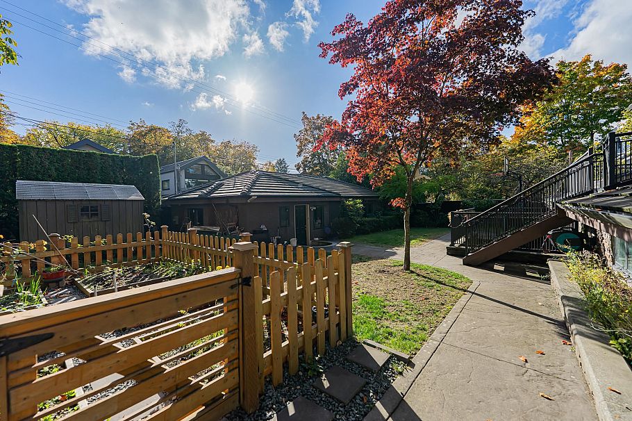 2502 W 36th Avenue Vancouver, BC - 39