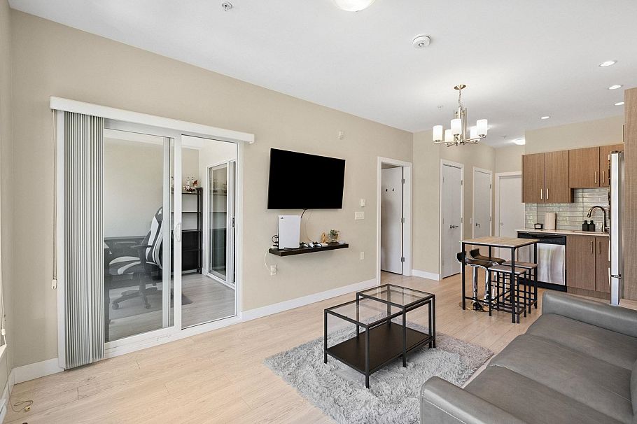 218 1838 Renfrew Street Vancouver, BC - 1