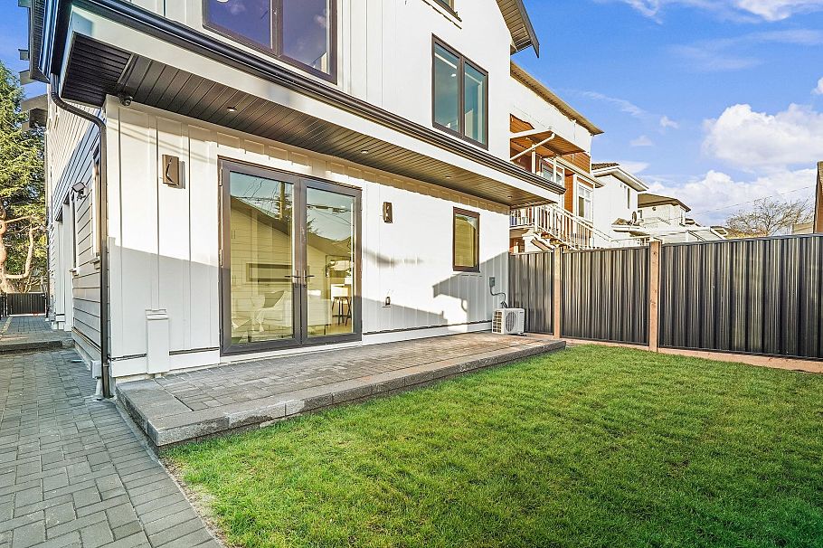 2 3310 Venables Street Vancouver, BC - 26