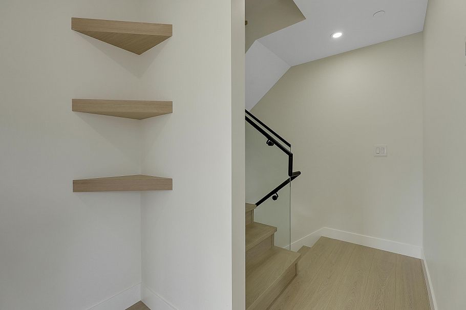 2 3695 E 26 Avenue Vancouver, BC - 29