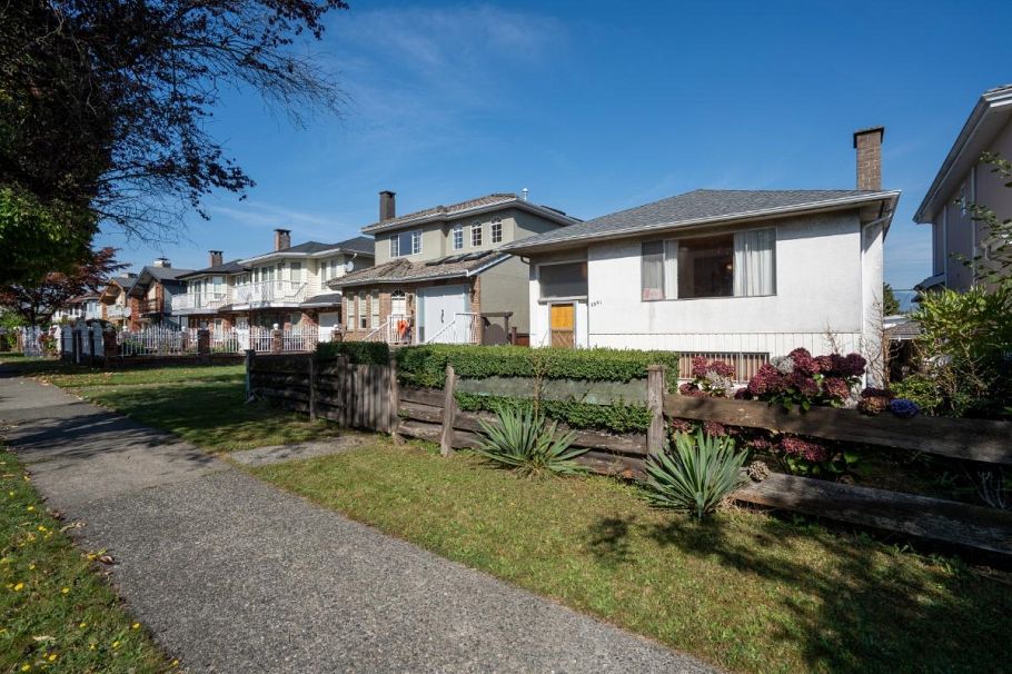 3391 E 25th Avenue Vancouver, BC - 1