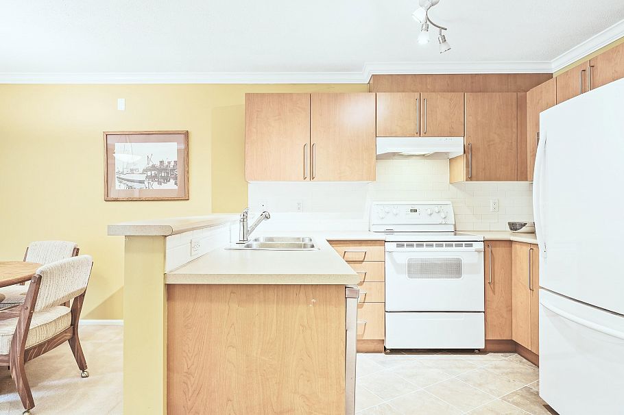 355 1100 E 29th Street North Vancouver, BC - 3