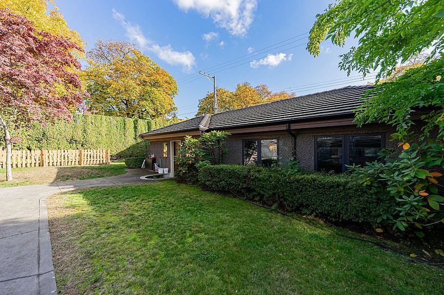 2502 W 36th Avenue Vancouver, BC - 40