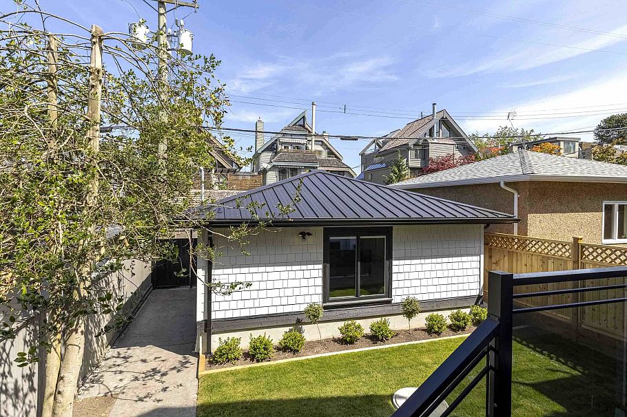 2565 W 2nd Avenue Vancouver, BC - 20