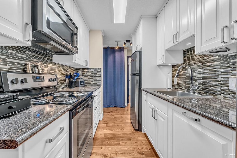 501 1725 Pendrell Street Vancouver, BC - 4