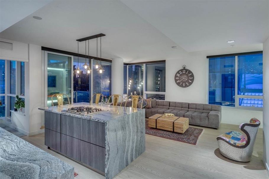 PH2015 68 SMITHE STREET, Vancouver BC V6B 0P4 Vancouver, BC - 2