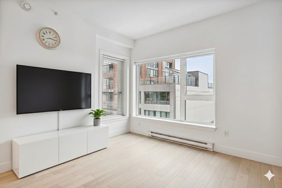 407 2666 Duke Street Vancouver, BC - 2