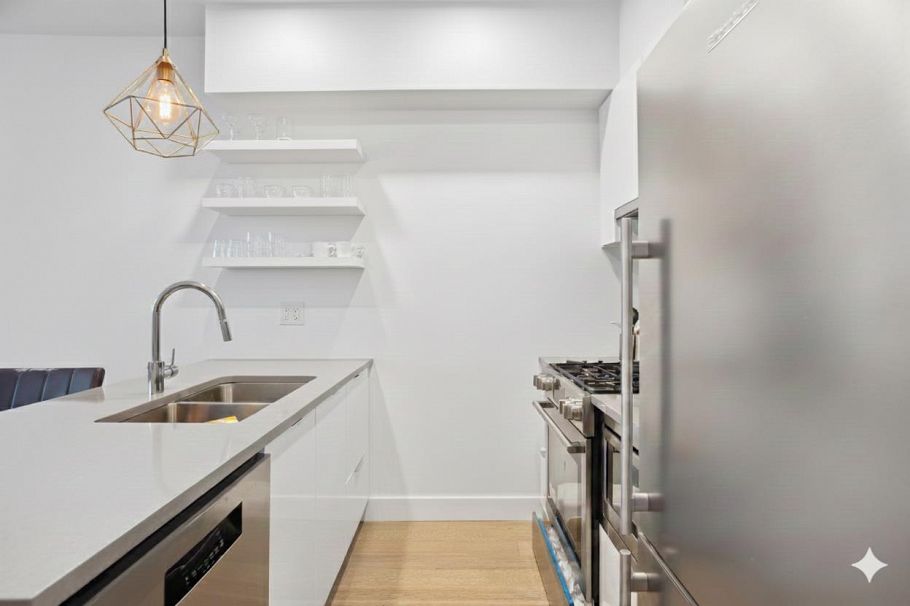 407 2666 Duke Street Vancouver, BC - 4