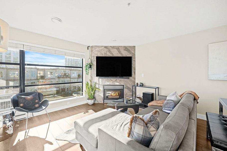 410 124 W 3rd Street North Vancouver, BC - 1